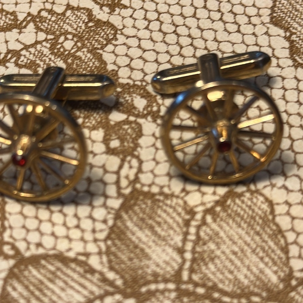 Vintage pair of cufflinks. They look like wagon wheels, - Picture 2 of 3
